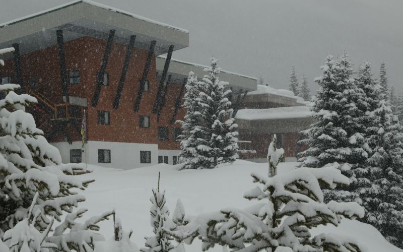 heli-skiing-canada-bugaboos-lodge-exterior-min