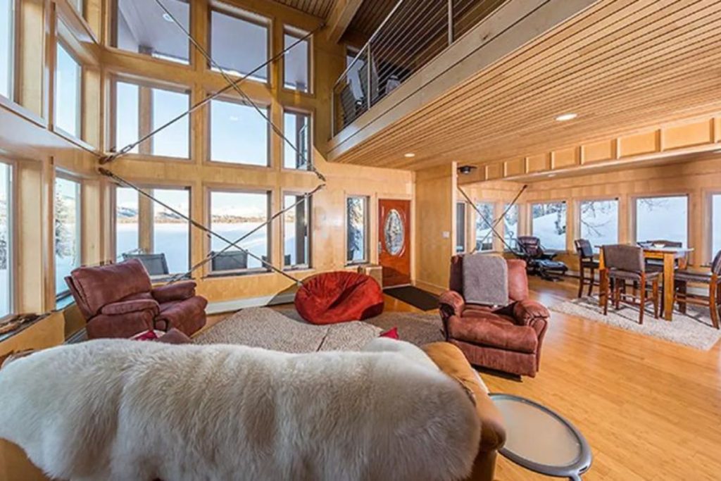 heli-skiing-tordrillo-mountain-lodge-indoors (1)-min