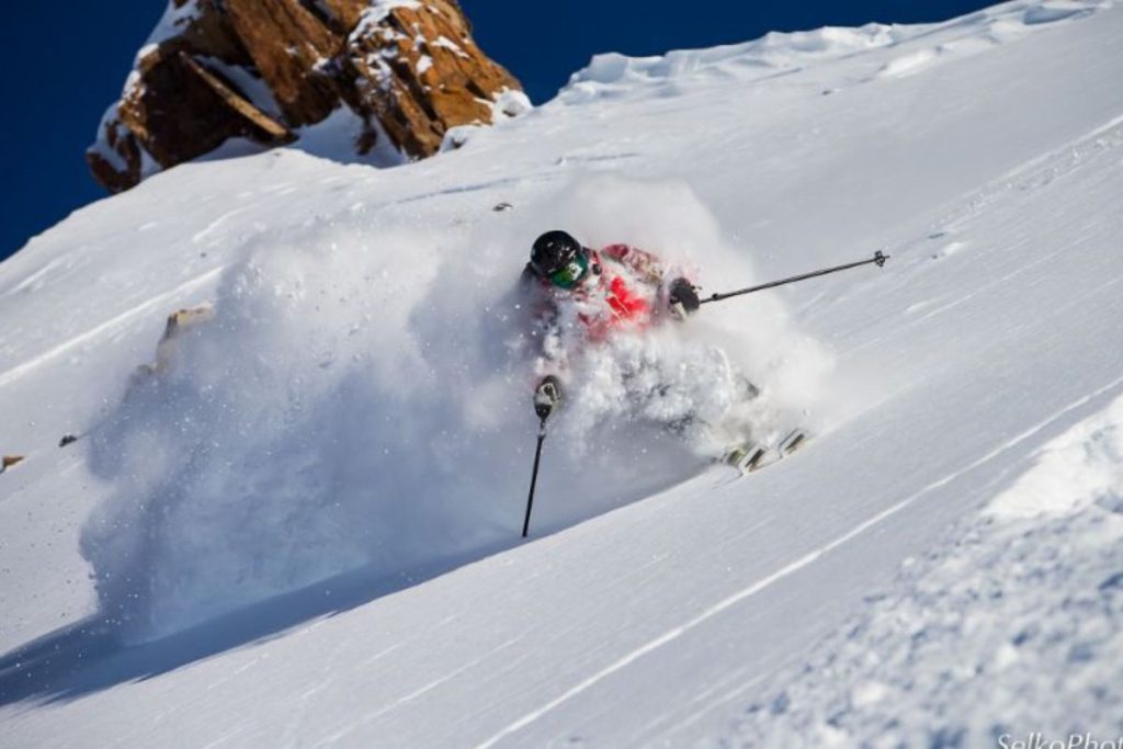 Heli-skiing-off-piest-skiing-min