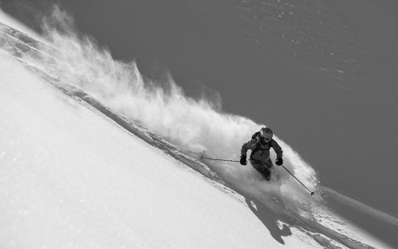heli-skiing-man-skiing-min