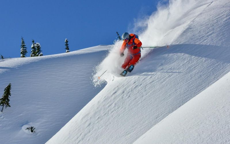 heli-skiing-canada-down-mountain-min