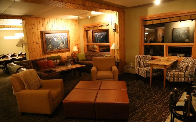 heli-skiing-canada-galena-lodge-min