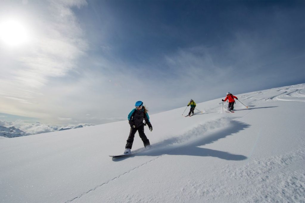 heli-skiing-canada-min