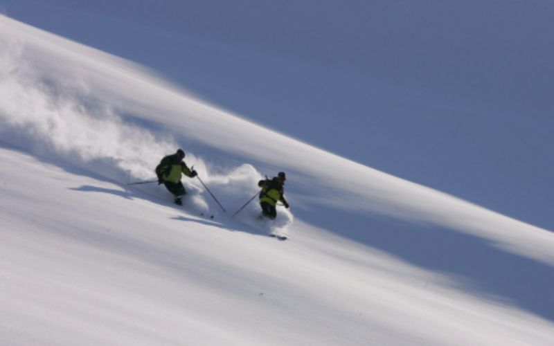 helicopter-skiing-ayder-skier-min