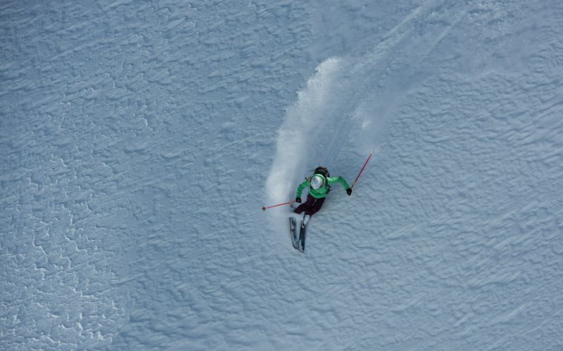 helicopter-skiing-one-skier-min