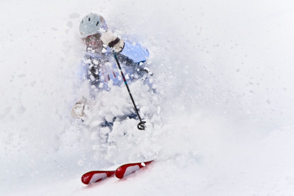 helicopter-skiing-powder-close-up-min