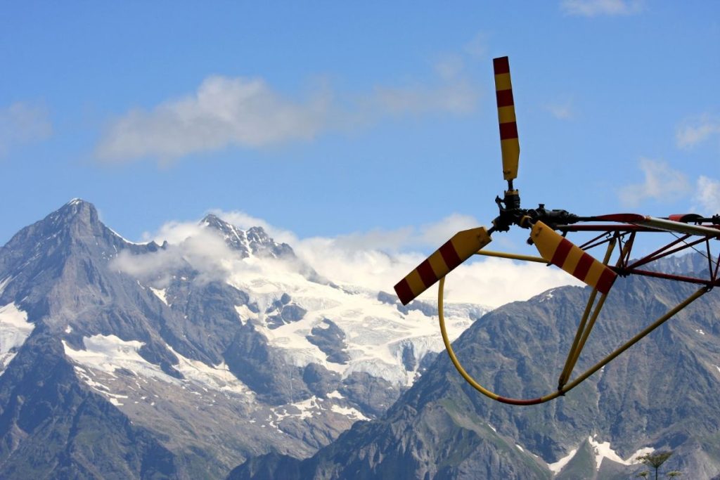 helicopter-skiing-helicopter-min