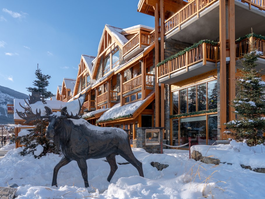 116_Moose_Hotel_and_Suites_Exterior_Winter