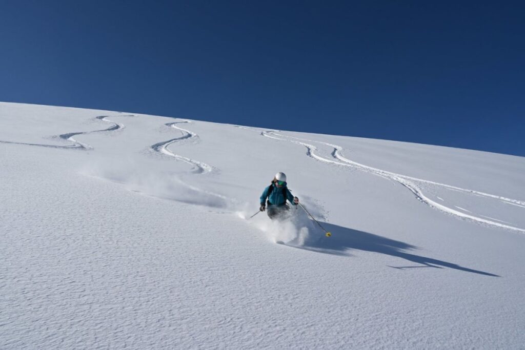 affordable-heli-skiing-mountain-skiing-min