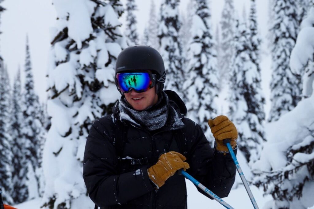 helicopter-skiing-canada-man-skiing-min