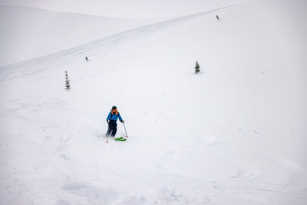 heliskiing-canada-prices-snowy-mountain-min