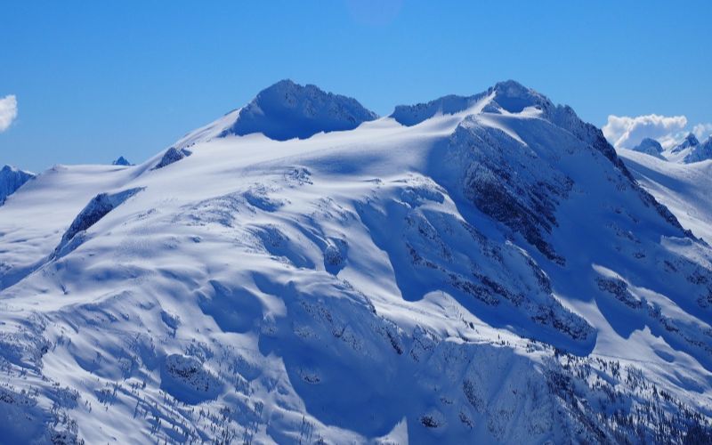 heli-skiing-bc-prices-mountain-peaks-min