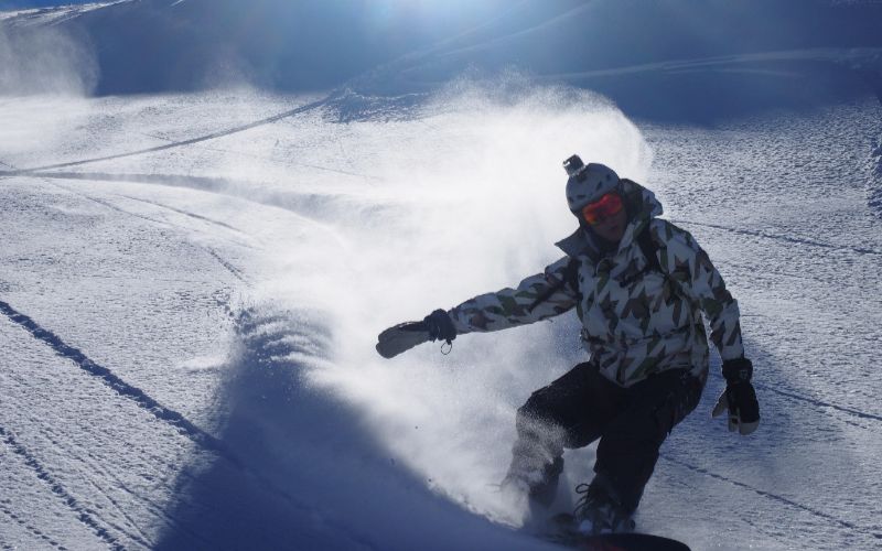 heli-skiing-bc-prices-skiing-down-mountain-min