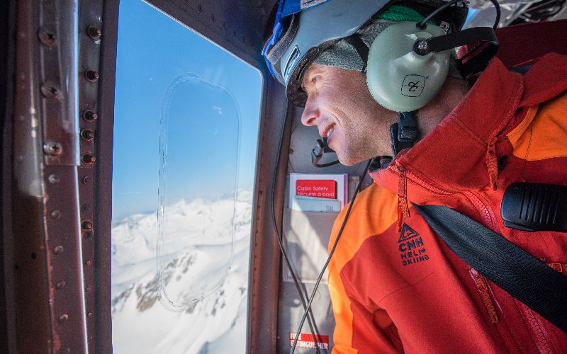 helicopter-skiing-canada-CMH-helicopter-min