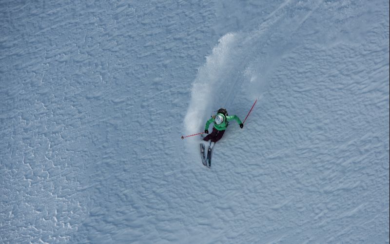 helicopter-skiing-canada-min