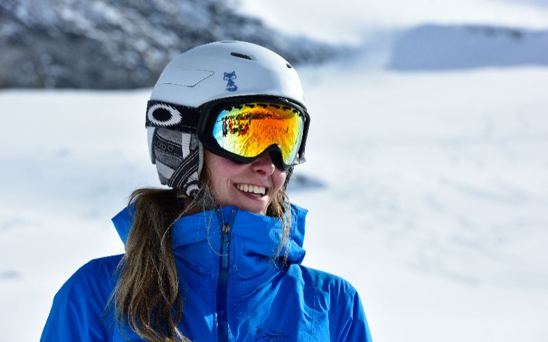 helicopter-skiing-canada-skier-min