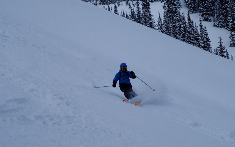 heliskiing-canada-prices-snowy-mountain-min
