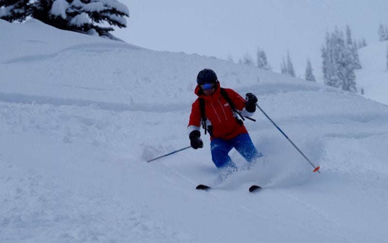 helicopter-skiing-canada-skiing-down-mountain