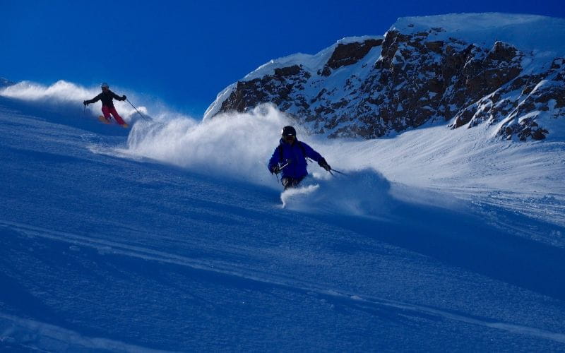 helicopter-skiing-canada-two-skiers