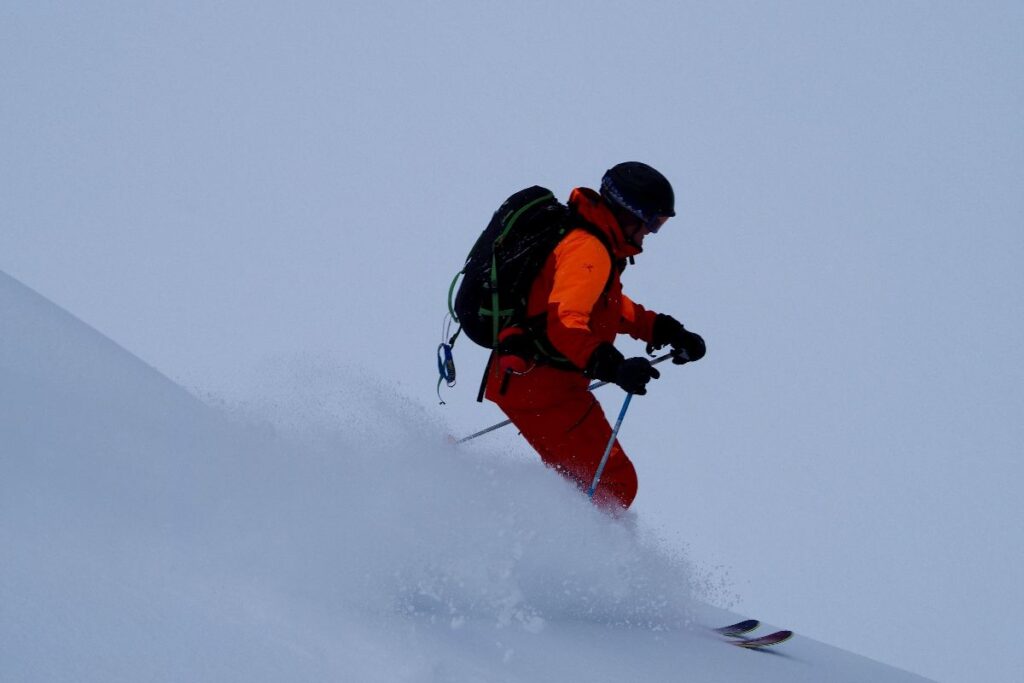 heliskiing-canada-prices-mountain-skiing-min