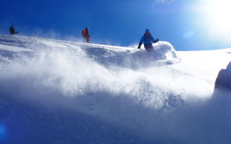 helicopter-skiing-canada-group-skiing