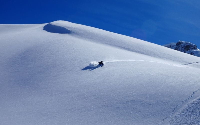 helicopter-skiing-canada-mountain-slopes