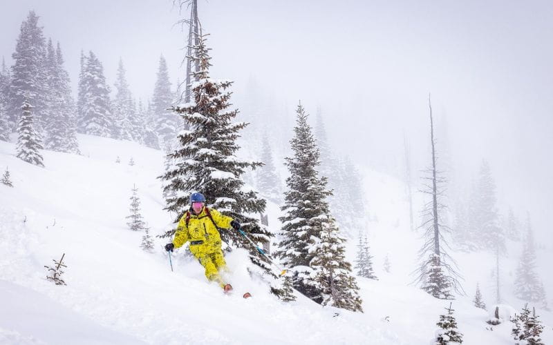 heliskiing-canada-prices-man-skiing