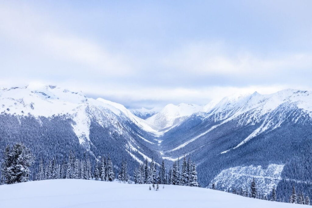 heliskiing-canada-prices-snowy-mountains