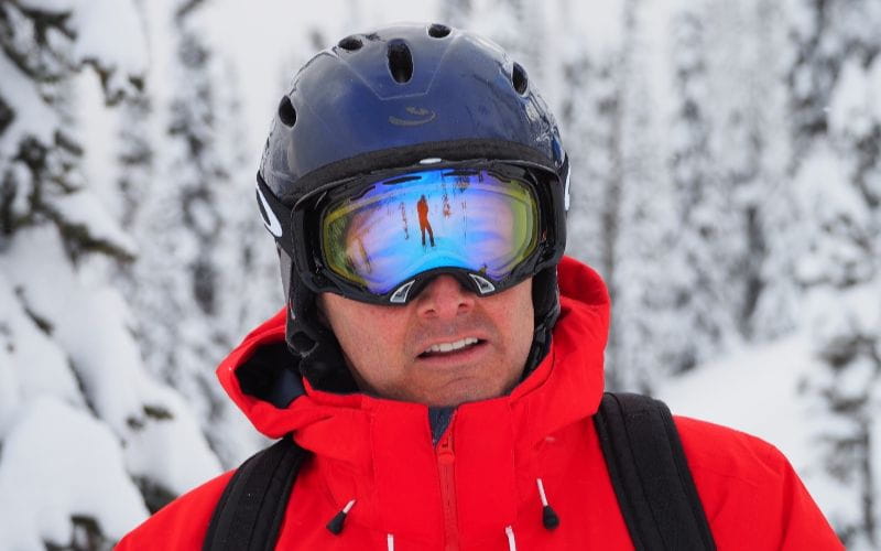 affordable-heli-skiing-male-skier (1)