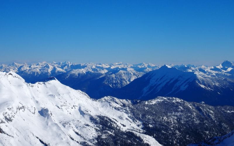 affordable-heli-skiing-snowy-mountains