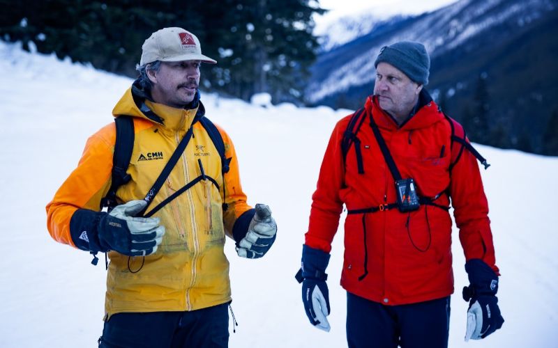 affordable-heli-skiing-two-men (1)