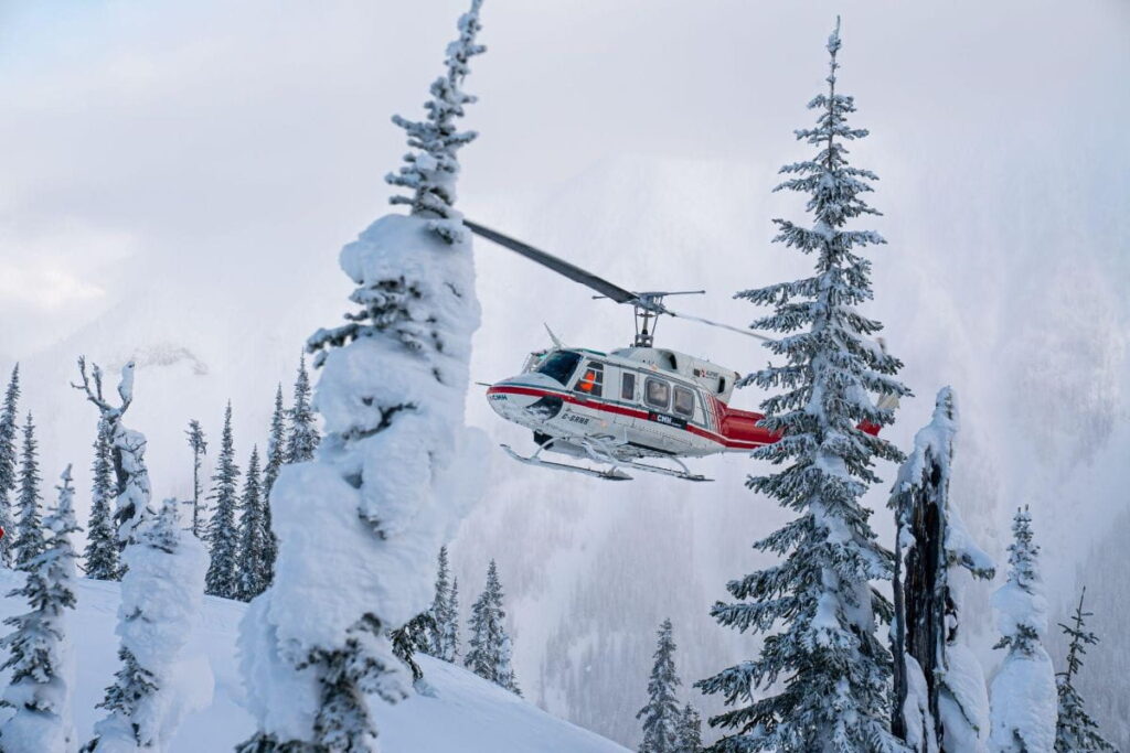 helicopter-skiing-canada-flying (1)