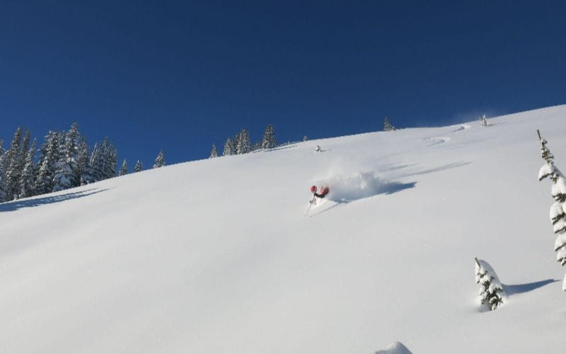 helicopter-skiing-canada-off-piste-skiing (1)