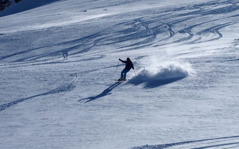 affordable-heli-skiing-man-skiing