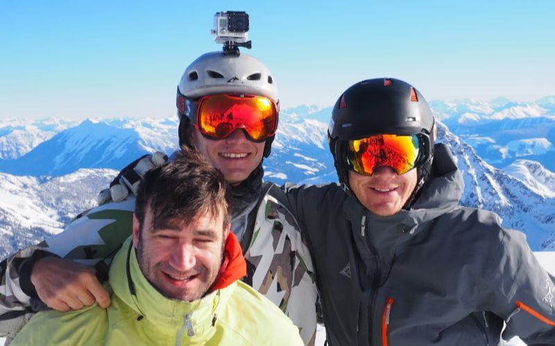 helicopter-skiing-canada-group-photo