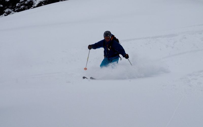 helicopter-skiing-canada-perfect-snow-conditions