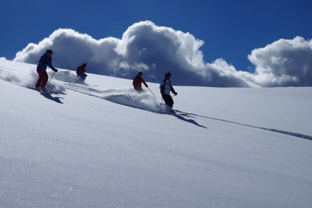 helicopter-skiing-canada-skiers