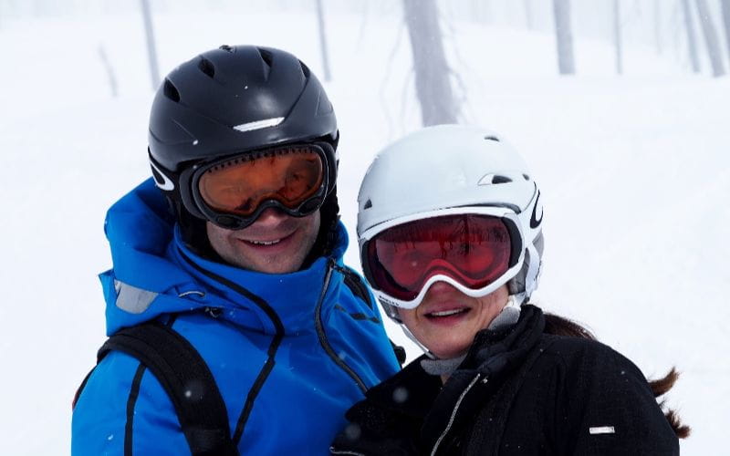 helicopter-skiing-canada-two-people