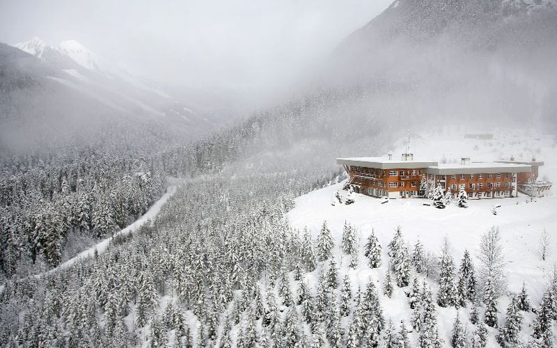 heliskiing-canada-prices-adamants-lodge