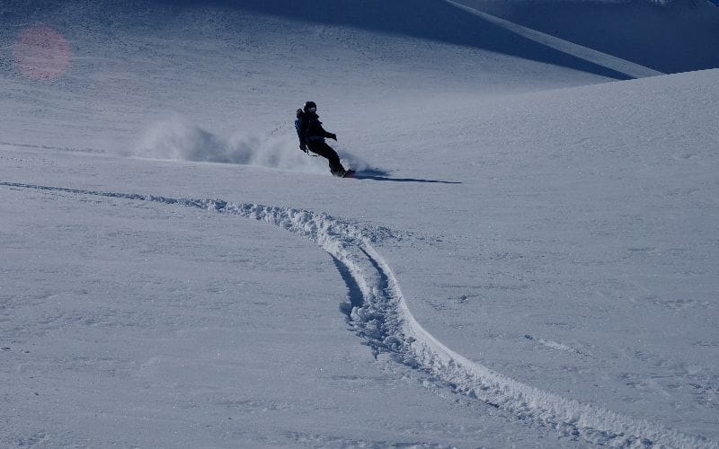 affordable-heli-skiing-solo-skiing (1)