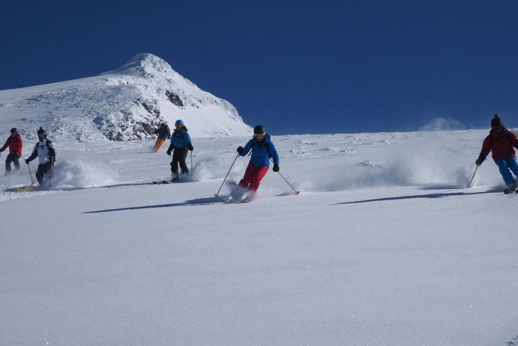 helicopter-skiing-canada-group-skiing