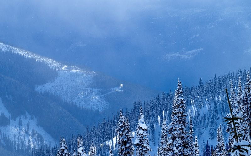 helicopter-skiing-canada-mountain-views