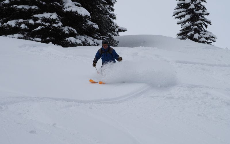 helicopter-skiing-canada-powdered-snow