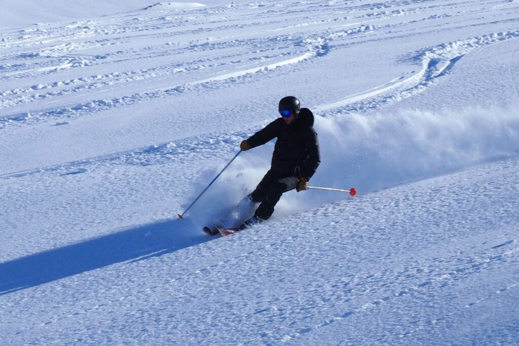 heliskiing-canada-prices-skiing-down-mountain