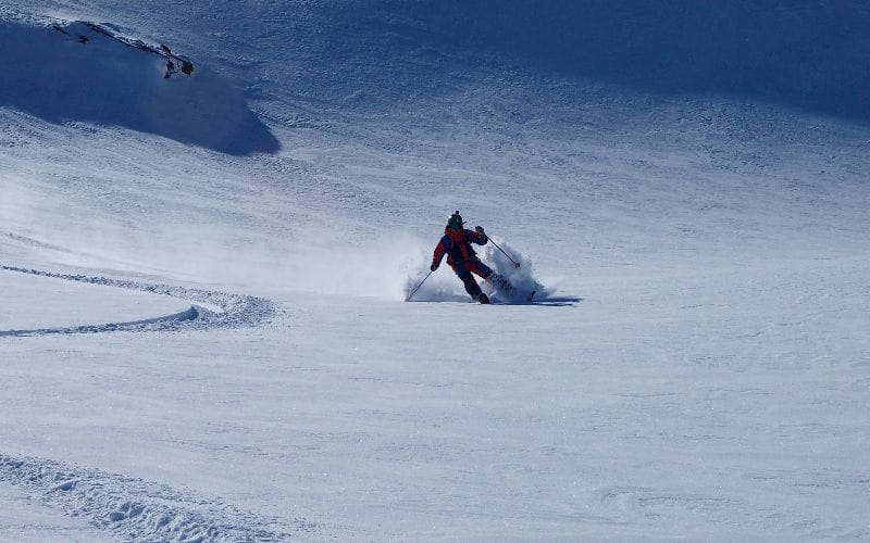 helicopter-skiing-canada-mountain-slopes
