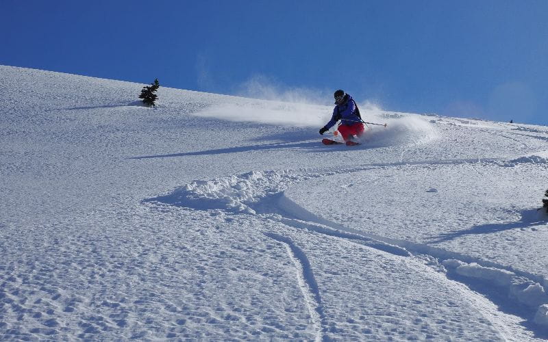 helicopter-skiing-canada-skiing-down-mountains