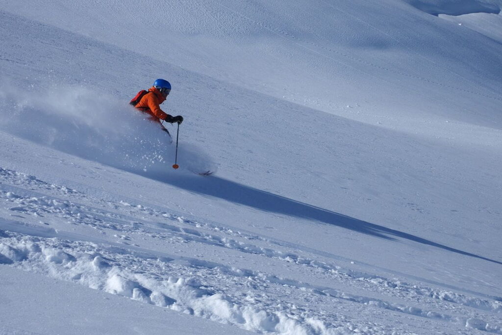 helicopter-skiing-canada-down-mountain (1)