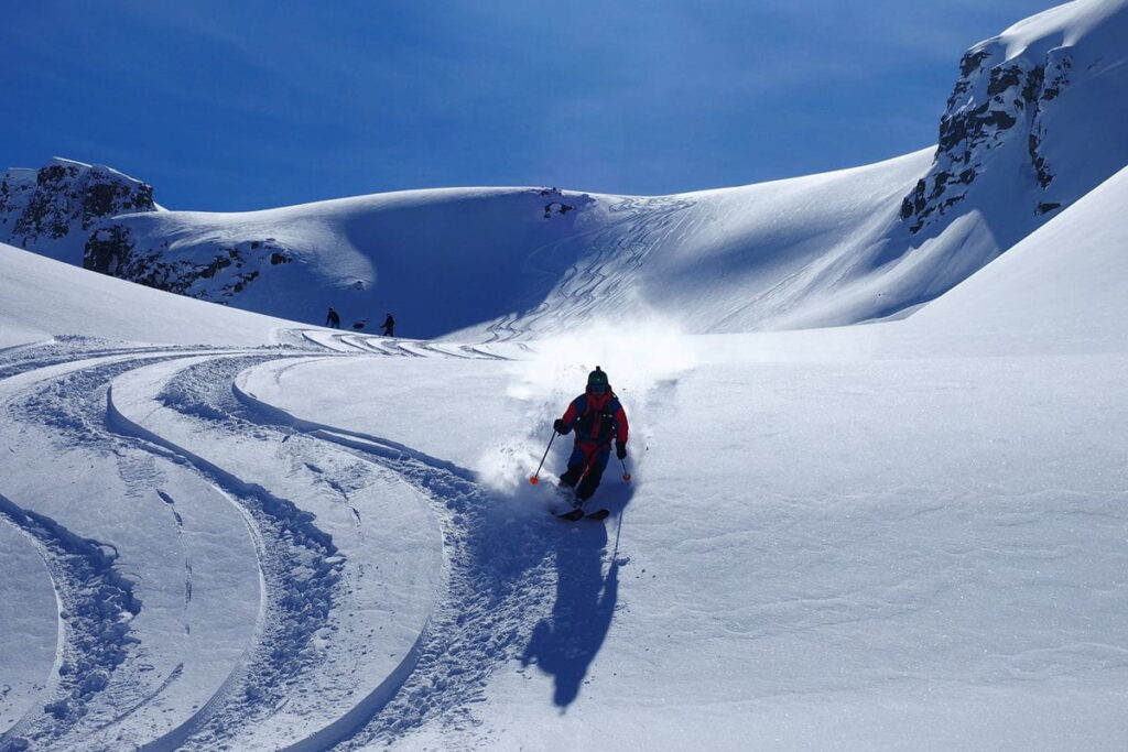 heliskiing-canada-prices-mountain-slopes