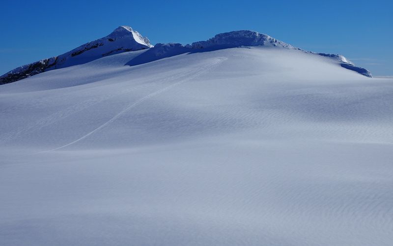 heliskiing-canada-prices-mountain-views
