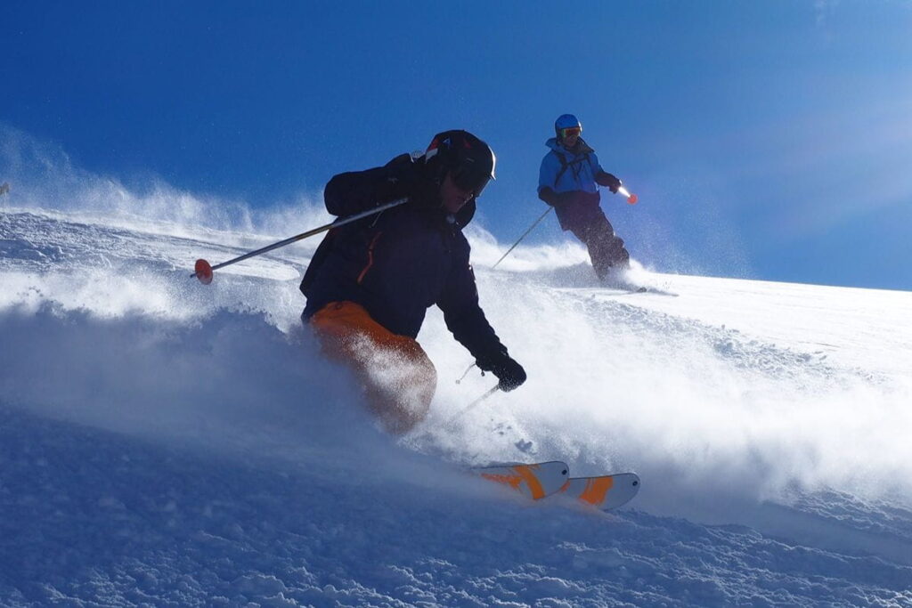 helicopter-skiing-canada-skiers-outside (1)